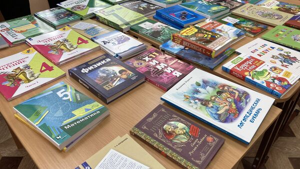 Передача книг орчосанской сельской школе - Sputnik Южная Осетия