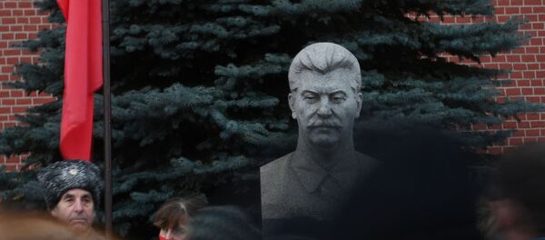 Возложение цветов к могиле И. В. Сталина Возложение цветов к могиле И. В. Сталина - Sputnik Южная Осетия