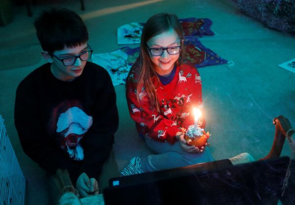 Дети во время онлайн-служения Christingle в канун Рождества в Блэксли, Великобритания - Sputnik Южная Осетия
