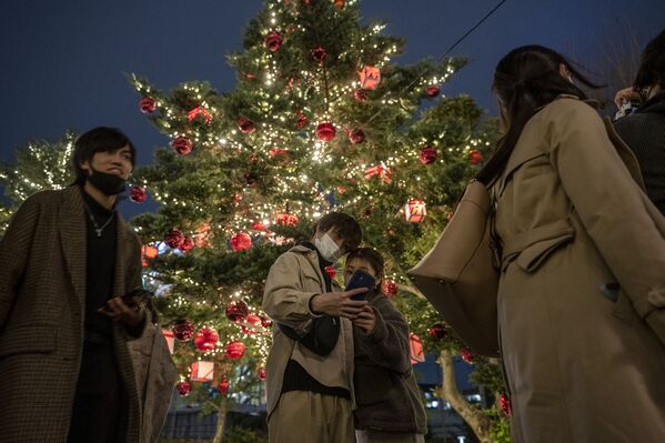 пара делает фотографии с рождественской елкой в Токио - Sputnik Южная Осетия