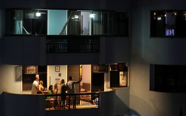 Семья празднует Сочельник на балконе в Рио-де-Жанейро, Бразилия - Sputnik Южная Осетия