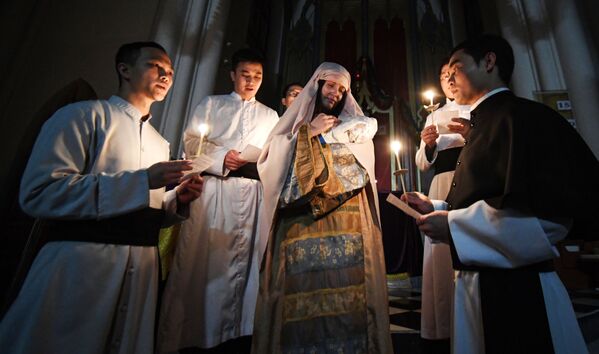 Священнослужители во время службы на праздновании Рождества Христова в католической церкви пресвятой Богородицы во Владивостоке - Sputnik Южная Осетия