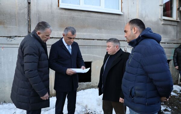 Анатолий Бибилов осмотрел аварийный панельный дом в поселке Дзау - Sputnik Южная Осетия