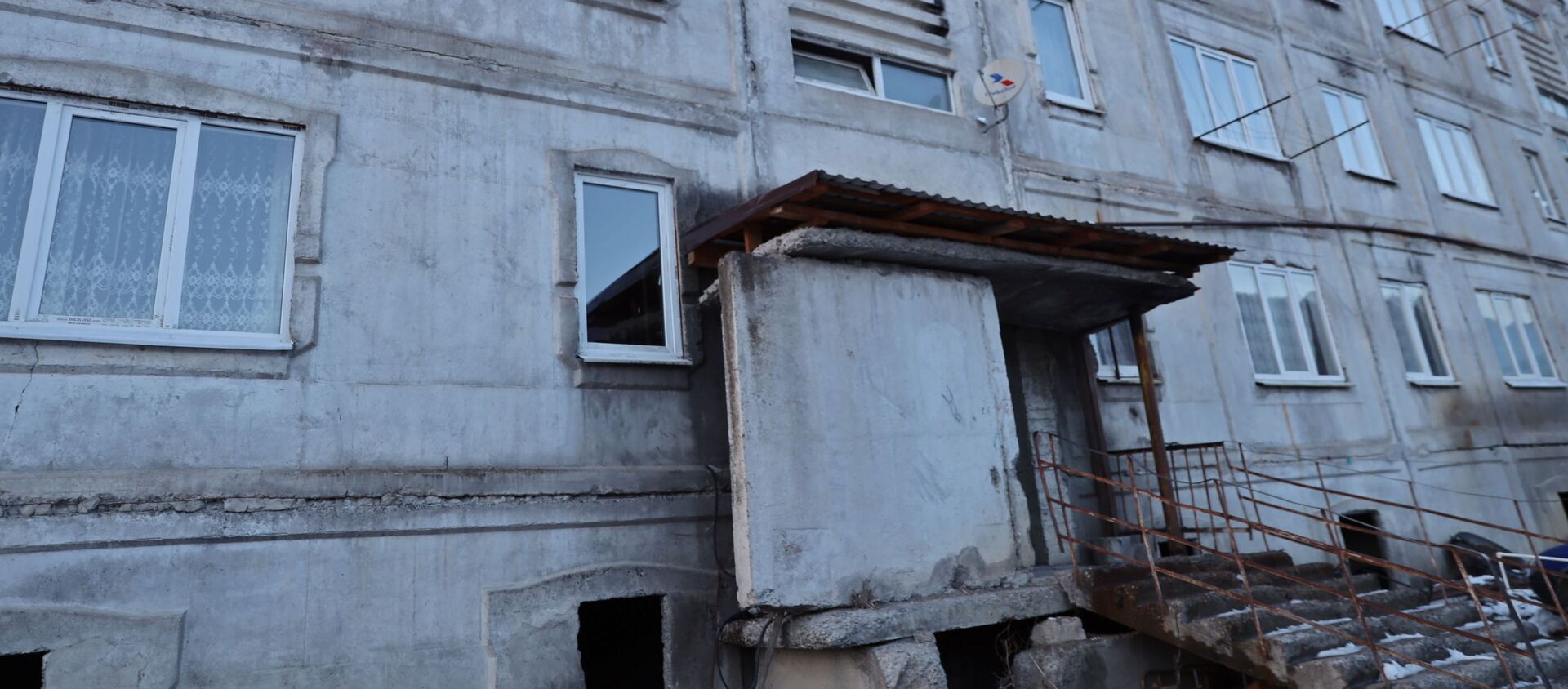 Анатолий Бибилов осмотрел аварийный панельный дом в поселке Дзау - Sputnik Южная Осетия, 1920, 03.06.2021