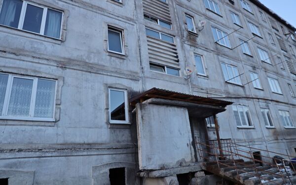 Анатолий Бибилов осмотрел аварийный панельный дом в поселке Дзау - Sputnik Южная Осетия