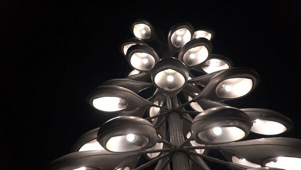 Ламповый Новый год: в Эстонии установили елку из старых дорожных фонарей - Sputnik Южная Осетия