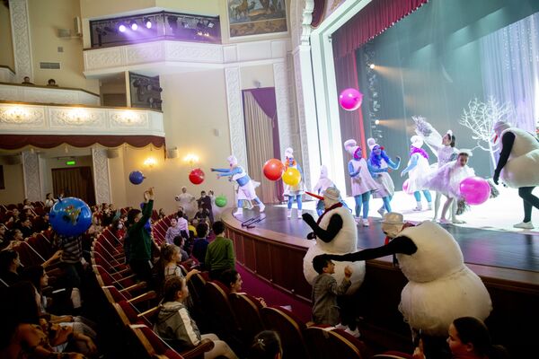 Посольство России в Южной Осетии устроило новогодний праздник для детей - Sputnik Южная Осетия