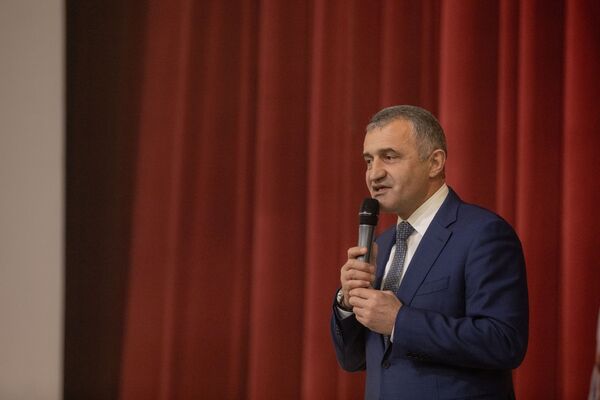 С учетом мер безопасности. В Цхинвале открыли главную елку страны С учетом мер безопасности. В Цхинвале открыли главную елку страны - Sputnik Южная Осетия
