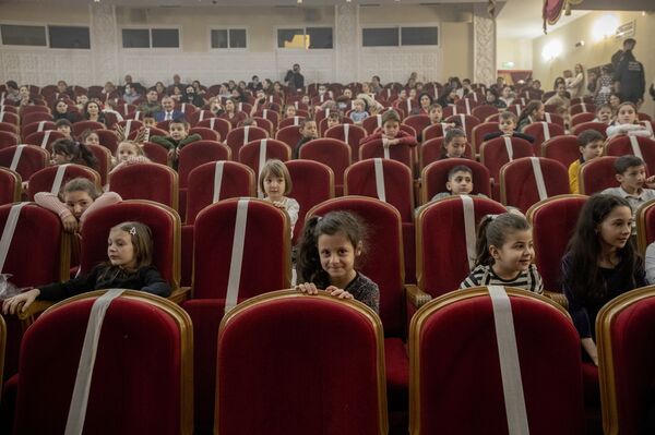 С учетом мер безопасности. В Цхинвале открыли главную елку страны С учетом мер безопасности. В Цхинвале открыли главную елку страны - Sputnik Южная Осетия