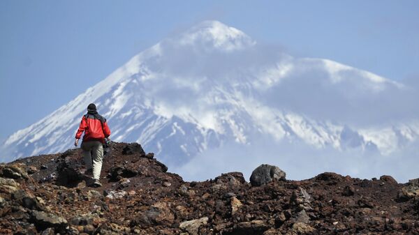 Турист во время подъема на второй конус Большого трещинного Толбачинского извержения (БТТИ) в Камчатском крае - Sputnik Южная Осетия