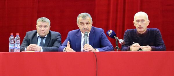 Встреча Анатолия Бибилова с жителями города Квайса Встреча Анатолия Бибилова с жителями города Квайса - Sputnik Южная Осетия