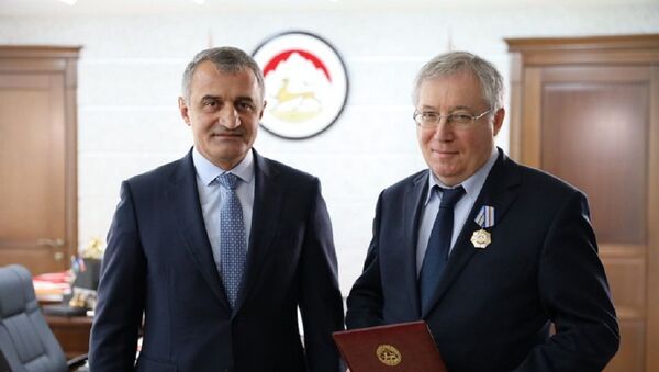 Президент наградил своего госсоветника Орденом Почета - Sputnik Южная Осетия