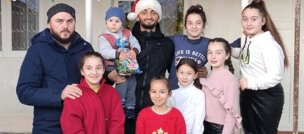 Продуктовая помощь малоимущим семьям сел Чермен и Тарское Пригородного района Северной Осетии - Sputnik Южная Осетия