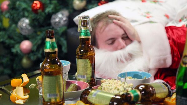 Человек в костюме Деда Мороза на утро после Нового года на фоне алкогольных бутылок - Sputnik Южная Осетия