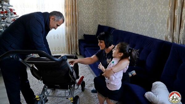 Анатолий Бибилов подарил инвалидную коляску 13-летней Марианне Тедеевой - Sputnik Южная Осетия