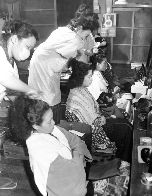 Девушки в салоне красоты во время подготовки к празднования Нового года в Японии, 1950 год - Sputnik Южная Осетия