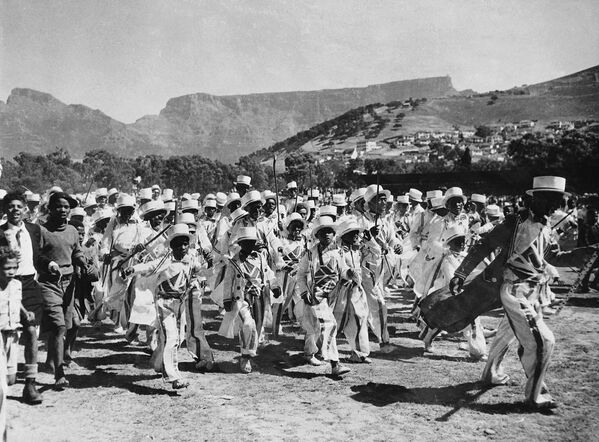 Чернокожие жители Кейптауна во время празднования Нового года, 1950 год  - Sputnik Южная Осетия