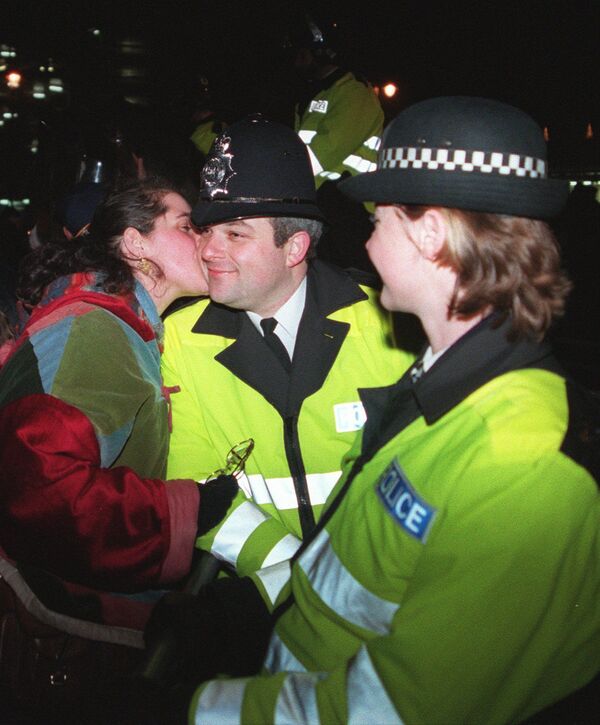 Полицейские и участники празднования Нового года в Лондоне, 1996 год  - Sputnik Южная Осетия