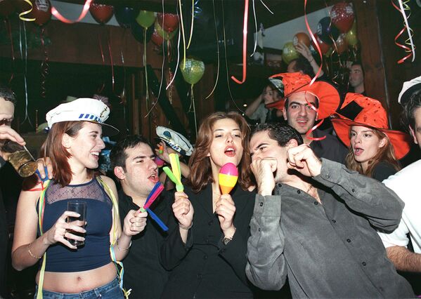 Ливанцы во время празднования Нового года в Ливане, 1999 год - Sputnik Южная Осетия