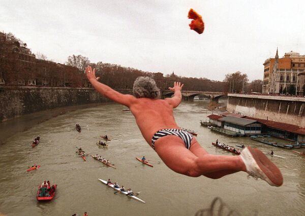 Традиционное новогоднее ныряние в реку Тибр в Риме, 1997 год - Sputnik Южная Осетия