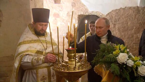 Владимир Путин посетил рождественское богослужение в древней новгородской церкви Николы на Липне  - Sputnik Южная Осетия