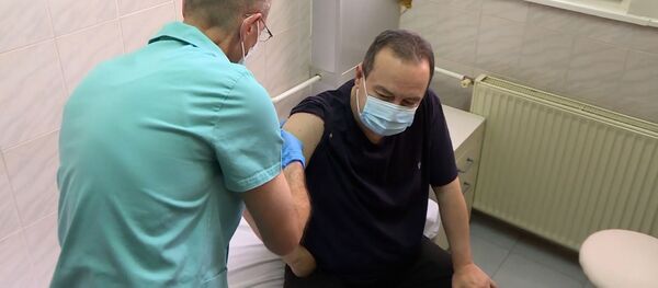 Спикер парламента и глава МВД Сербии привились от коронавируса российской вакциной Спутник V  Спикер парламента и глава МВД Сербии привились от коронавируса российской вакциной Спутник V  - Sputnik Южная Осетия