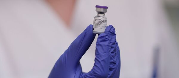 Пузырек с вакциной от компании Pfizer Пузырек с вакциной от компании Pfizer - Sputnik Южная Осетия