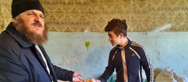 Отдел по благотворительности Владикавказской и Аланской епархии поддержал нуждающихся Отдел по благотворительности Владикавказской и Аланской епархии поддержал нуждающихся - Sputnik Южная Осетия