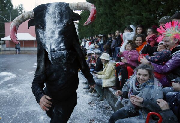 Участник карнавала в костюме быка, олицетворяющий миф страны Басков во Франции  - Sputnik Южная Осетия