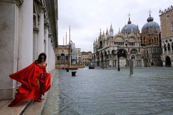 Женщина в развевающемся платье на затопленной площади Сан-Марко в Венеции, Италия. - Sputnik Южная Осетия