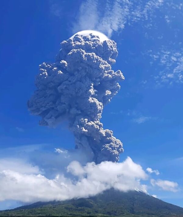 Извержение вулкана Левотоло в Индонезии. - Sputnik Южная Осетия