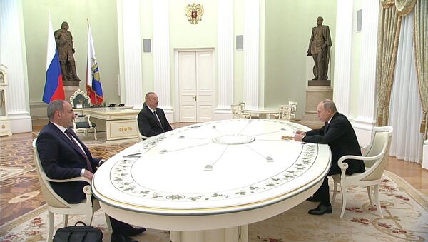 Без рукопожатий и с напряженными лицами: как прошла встреча Путина, Алиева и Пашиняна - Sputnik Южная Осетия