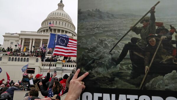 Плакат с картиной Вашингтонский переход через Делавэр в руках сторонников президента США Дональда Трампа во время штурма здания Капитолия США в Вашингтоне - Sputnik Южная Осетия