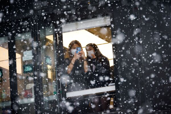 Девушки фотографируют снегопад в Сеуле  - Sputnik Южная Осетия