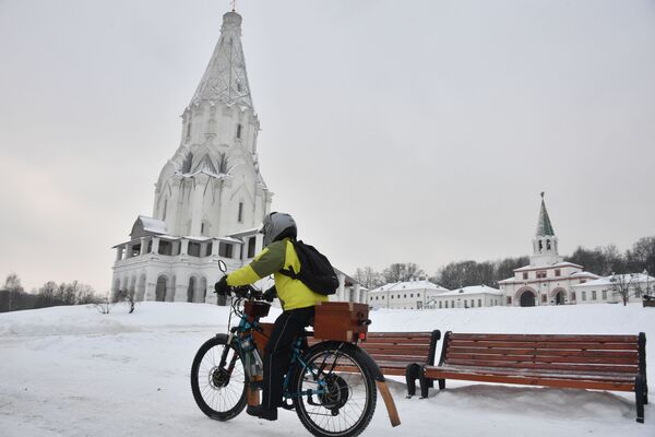 Молодой человек на велосипеде около церковки Вознесения Господня в парке Коломенское в Москве - Sputnik Южная Осетия