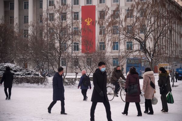 Люди на заснеженных улицах Пхеньяна  - Sputnik Южная Осетия