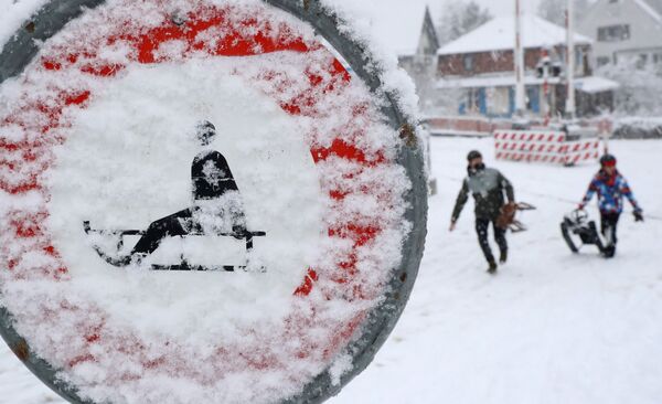 Люди на санках во время снегопада в Цюрихе - Sputnik Южная Осетия
