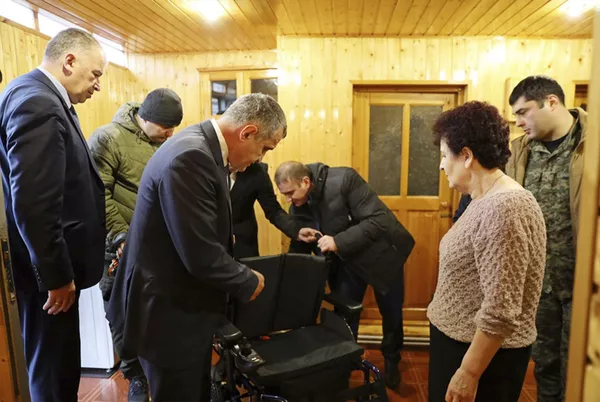 Бибилов подарил коляски людям с ограниченными возможностями здоровья Бибилов подарил коляски людям с ограниченными возможностями здоровья