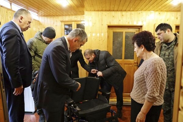 Бибилов подарил коляски людям с ограниченными возможностями здоровья - Sputnik Южная Осетия