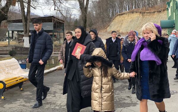 Группа юных казаков из станицы Архонской в Аланском Богоявленском женском монастыре - Sputnik Южная Осетия
