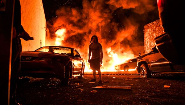 Горящие автомобили на фоне беспорядков, произошедших после смерти Джорджа Флойда от рук полицейских в Миннеаполисе, США  - Sputnik Южная Осетия