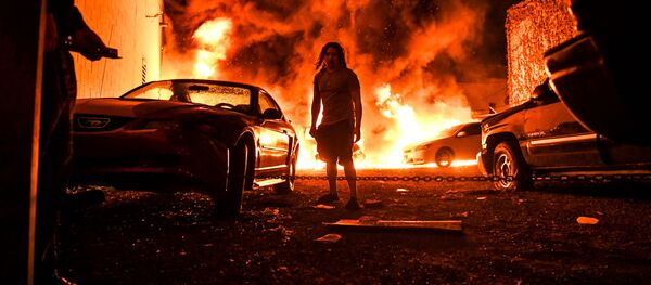 Горящие автомобили на фоне беспорядков, произошедших после смерти Джорджа Флойда от рук полицейских в Миннеаполисе, США Горящие автомобили на фоне беспорядков, произошедших после смерти Джорджа Флойда от рук полицейских в Миннеаполисе, США - Sputnik Южная Осетия