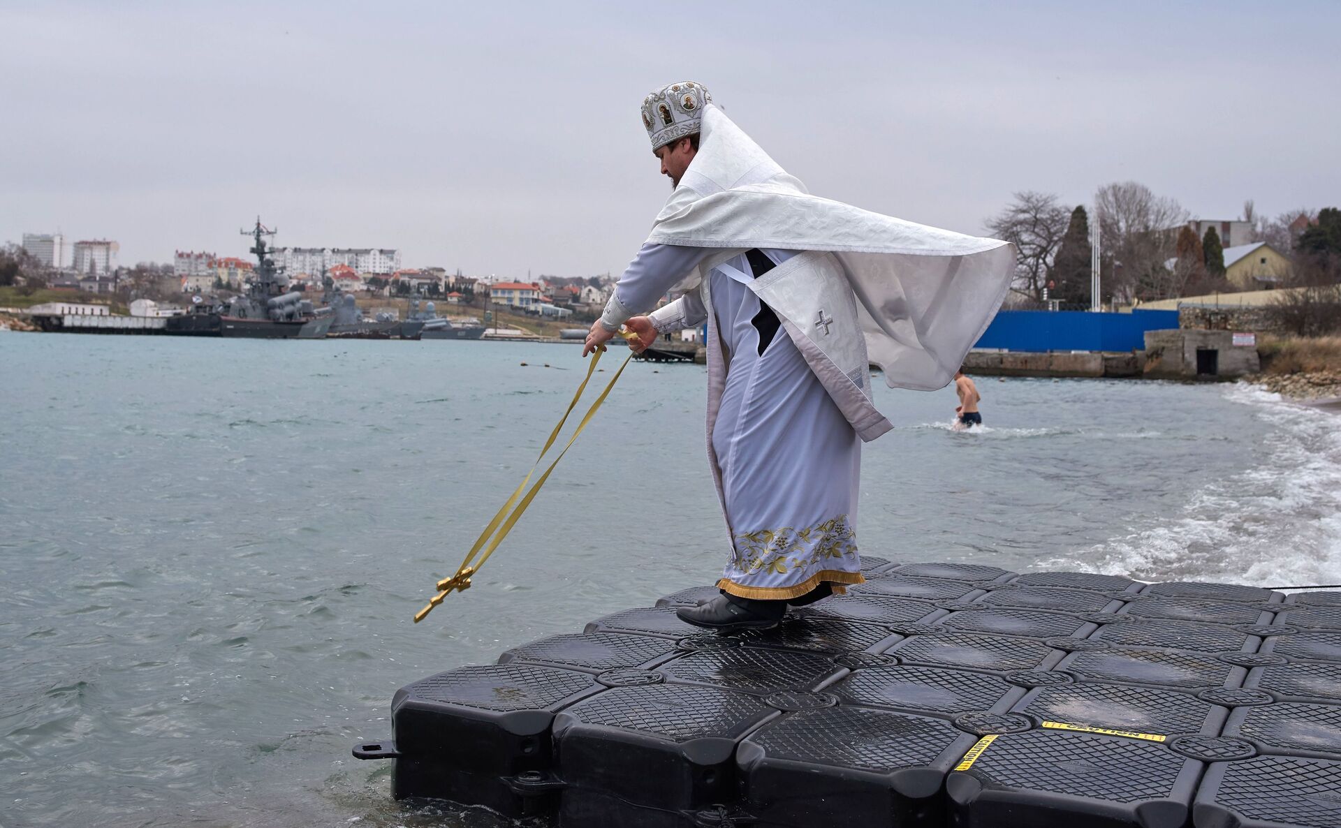 Священнослужитель освящает воду в Черном море во время праздника Крещения Господня в Херсонесе. - Sputnik Южная Осетия, 1920, 17.01.2022