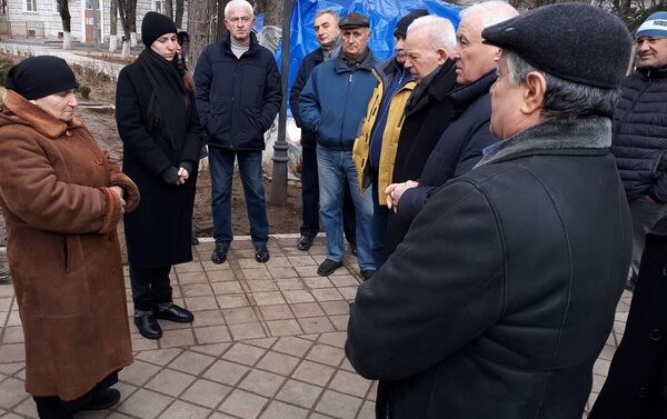 Экс-президенты и депутаты первого созыва парламента Южной Осетии встретились с семьей убитого Инала Джабиева - Sputnik Южная Осетия