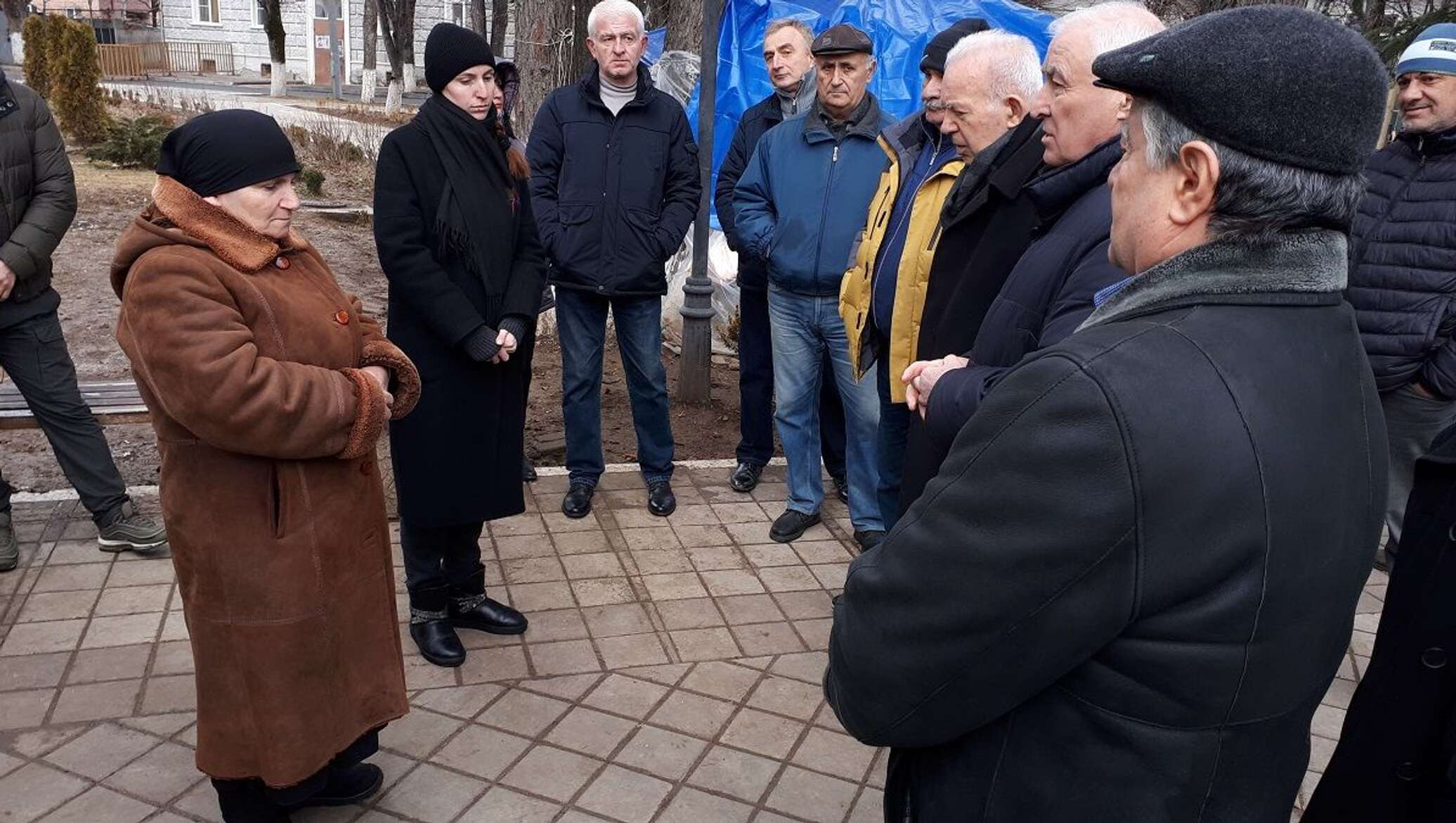 Группа политик. Инал Габараев депутат. Алексей Чибиров захват парламента Южной Осетии.