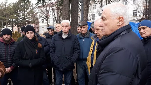 Экс-президенты и депутаты первого созыва парламента Южной Осетии встретились с семьей убитого Инала Джабиева - Sputnik Южная Осетия