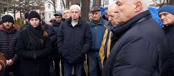 Экс-президенты и депутаты первого созыва парламента Южной Осетии встретились с семьей убитого Инала Джабиева Экс-президенты и депутаты первого созыва парламента Южной Осетии встретились с семьей убитого Инала Джабиева - Sputnik Южная Осетия