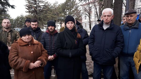 Экс-президенты и депутаты первого созыва парламента Южной Осетии встретились с семьей убитого Инала Джабиева - Sputnik Южная Осетия