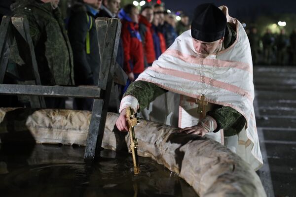 Настоятель, отец Михаил Францев, освящает воду перед началом крещенских купаний  в Новороссийске - Sputnik Южная Осетия