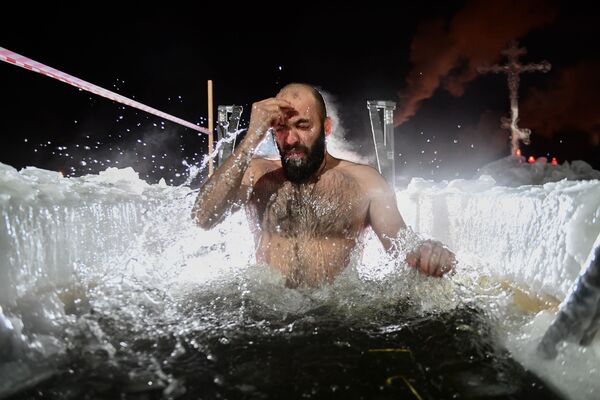  Мужчина во время крещенских купаний на Верх-Исетском пруду в Екатеринбурге. - Sputnik Южная Осетия